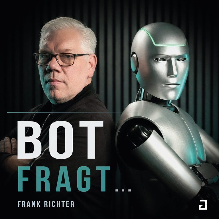 Mann mit Brille steht neben humanoidem Roboter, beide mit verschränkten Armen.